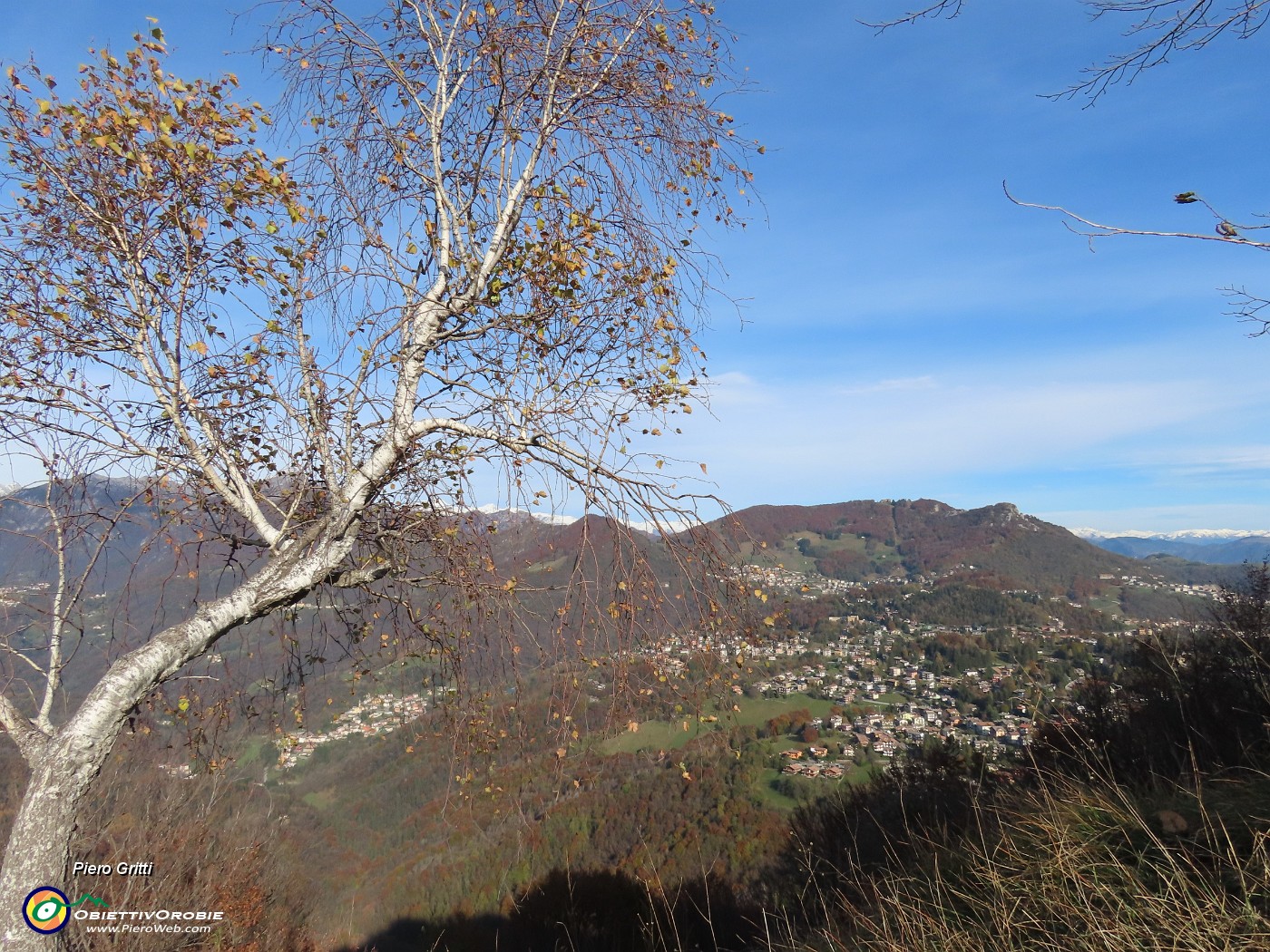 09 Vista panoramica sull'altopiano di Selvino-Aviatico con monti Cornagera-Poieto.JPG